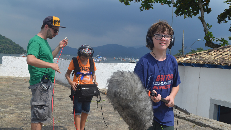 Au loin s'en vont les nuages, les enfants du monde filment le climat : 1