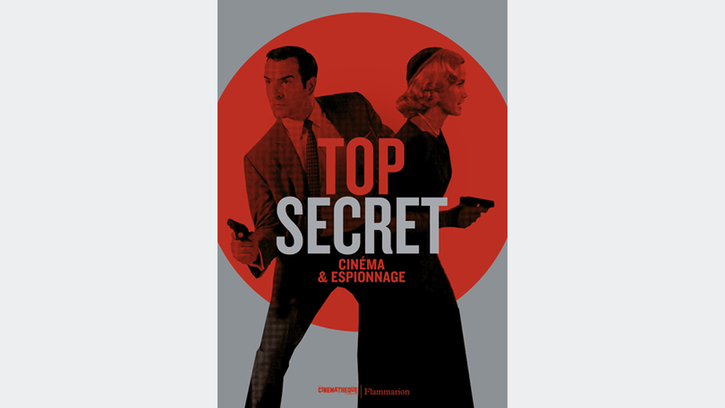 Signature du catalogue de l'exposition « Top secret » par Olivier Assayas