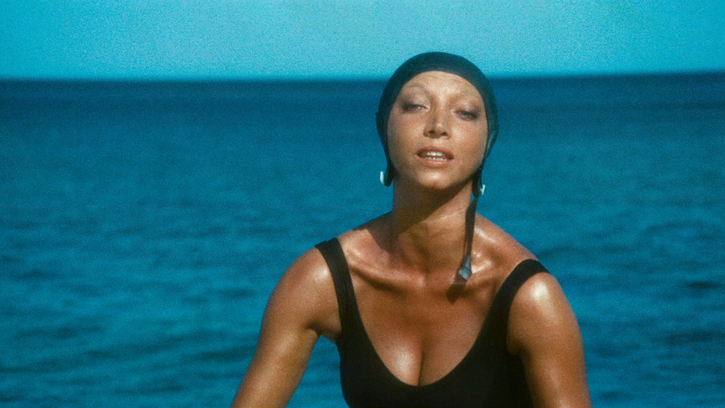 Vers un destin insolite sur les flots bleus de l'été