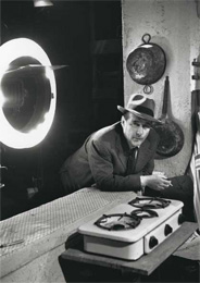 Roberto Rossellini sur le tournage de Era notte a Roma, 1960