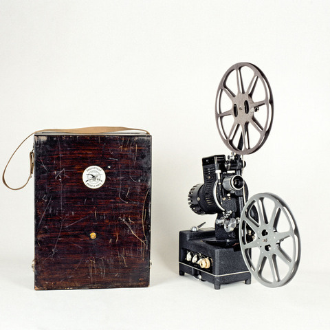 Projecteur de film 16 mm sonore (AP-95-1523) - Collection - Catalogue des appareils Projecteur de film 16 mm sonore (AP-95-1523) - Collection - Catalogue des appareils