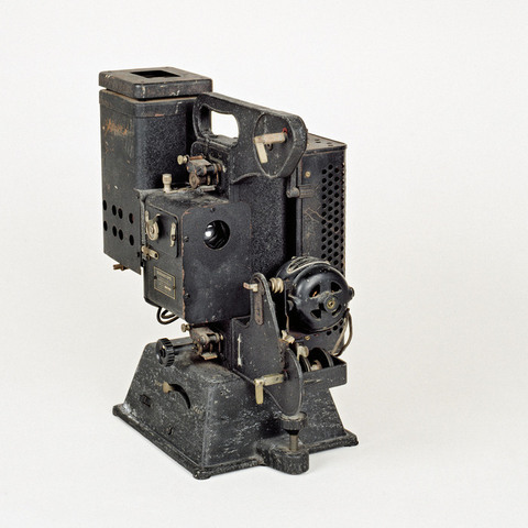 Projecteur de film super 8 mm (AP-00-2196) - Collection - Catalogue des  appareils cinématographiques - La Cinémathèque française