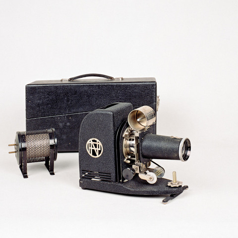 Projecteur de film super 8 mm (CNC-AP-96-575) - Collection - Catalogue des  appareils cinématographiques - La Cinémathèque française