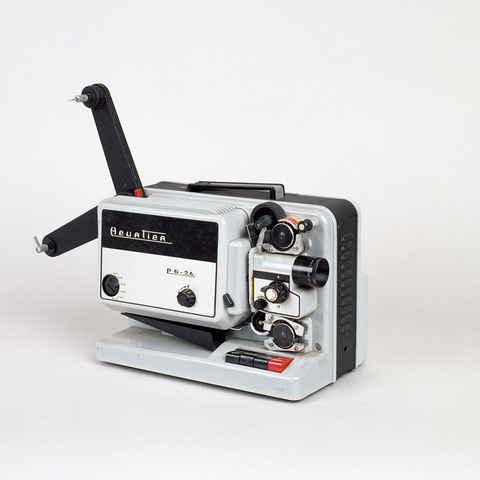 Projecteur de film 8 mm et super 8 mm (CNC-AP-97-589) - Collection -  Catalogue des appareils cinématographiques - La Cinémathèque française