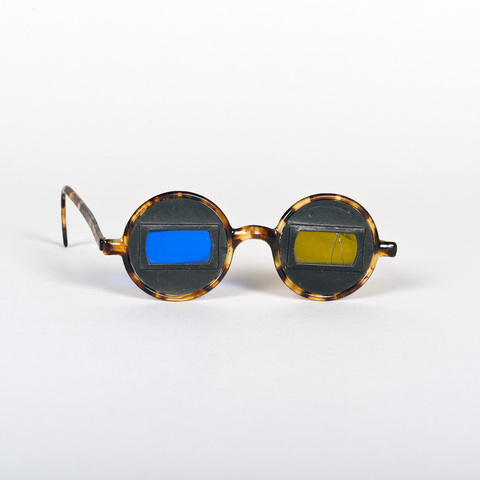 Lunette pour vues stereoscopiques AP 11 2681 Collection Catalogue des appareils cinematographiques La Cinematheque francaise