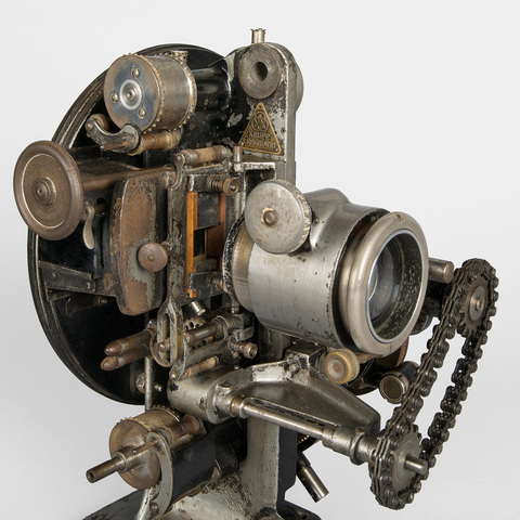 Projecteur de film 35 mm (AP-17-3111) - Collection - Catalogue des