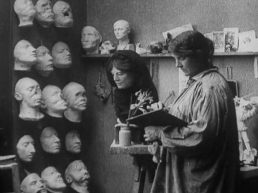Affiche de Anna Ladd dans son atelier parisien