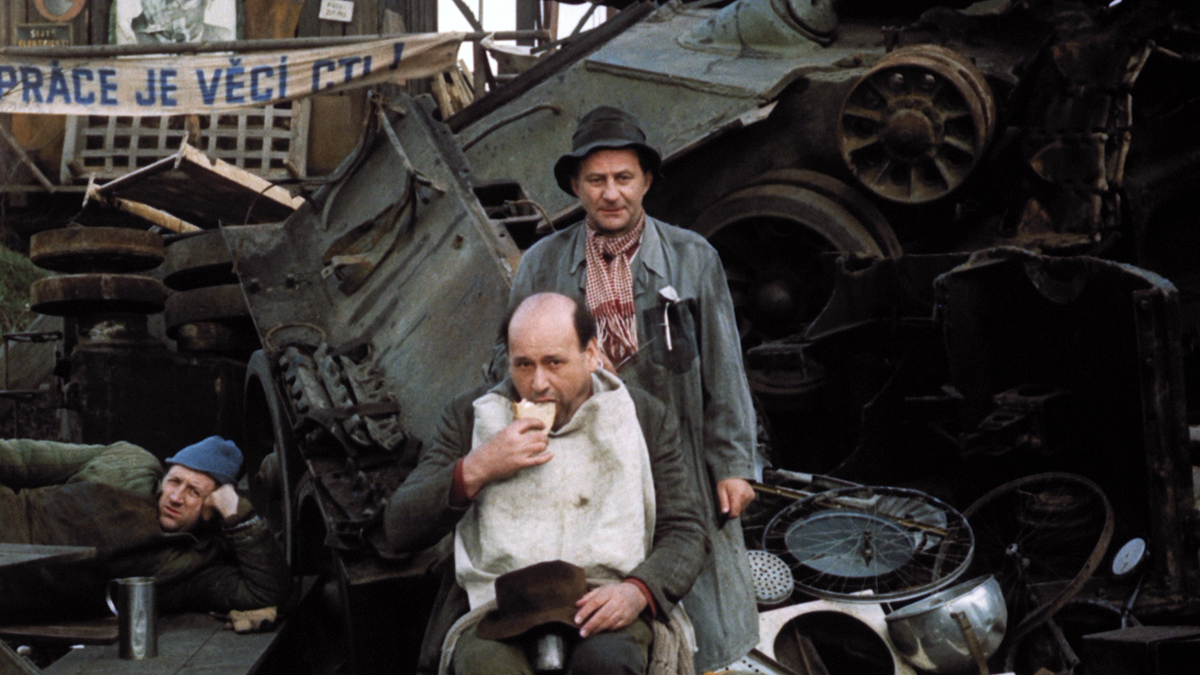 Alouettes Le Fil à La Patte Alouettes, le fil à la patte (Jiří Menzel, 1968) - La Cinémathèque