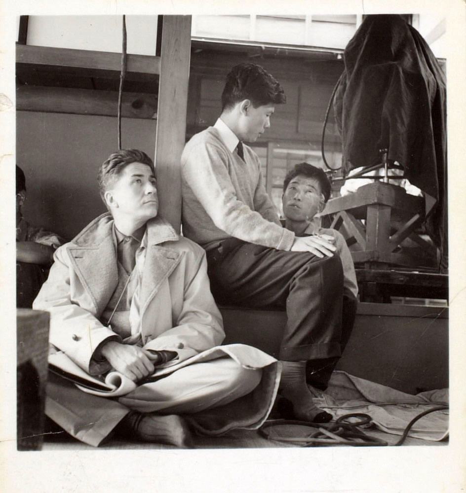 Alain Resnais sur le tournage d'Hiroshima