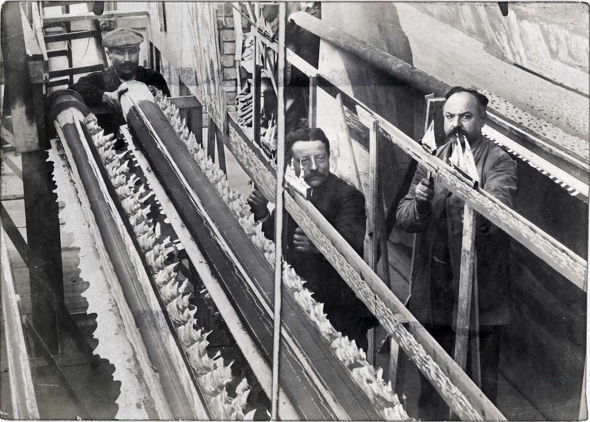 Le Tunnel sous la Manche ou le cauchemar franco-anglais (Georges Méliès, 1907). Photographie de tournage (restauration numérique)