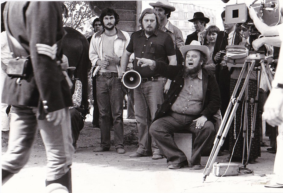 Marco Ferreri sur le tournage de Touche pas à la femme blanche