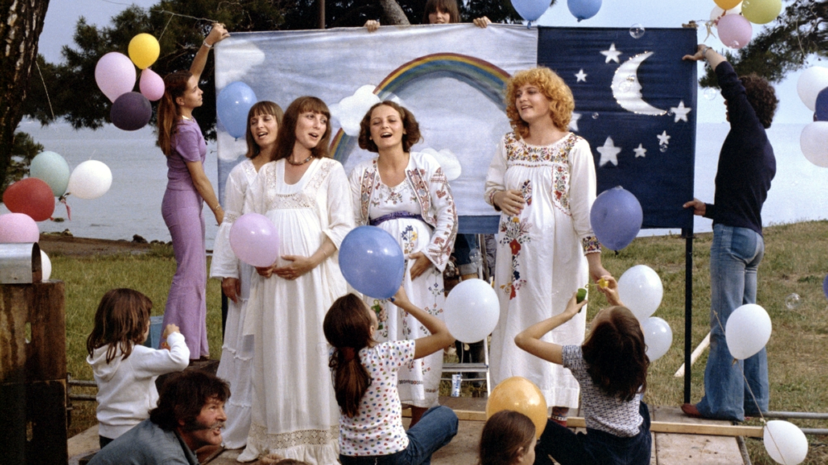 L Une Chante L Autre Pas Varda L'Une chante, l'autre pas (Agnès Varda, 1976) - La Cinémathèque française